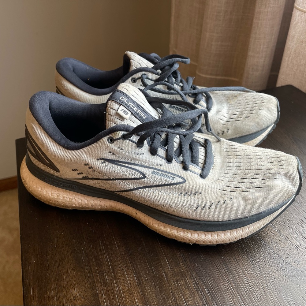 Brooks Women’s tennis shoes 9.5